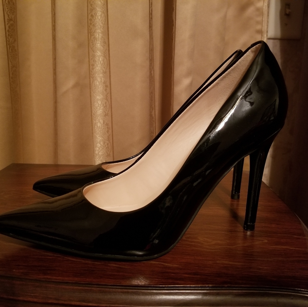 Nine West size 7.5 Black stiletto heels patent leather pointed toe
